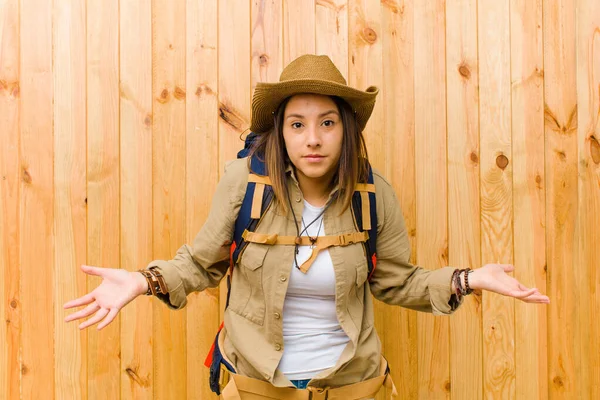 Mujer Exploradora Latina Joven Contra Fondo Pared Madera —  Fotos de Stock