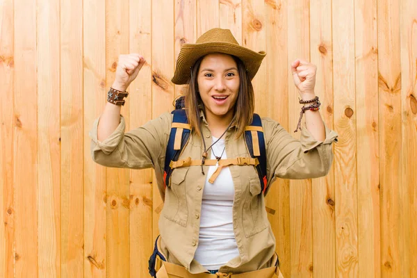 Mujer Exploradora Latina Joven Contra Fondo Pared Madera —  Fotos de Stock