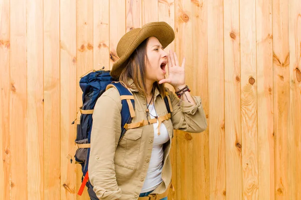 Mujer Exploradora Latina Joven Contra Fondo Pared Madera —  Fotos de Stock