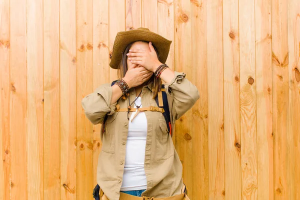 Mujer Exploradora Latina Joven Contra Fondo Pared Madera —  Fotos de Stock