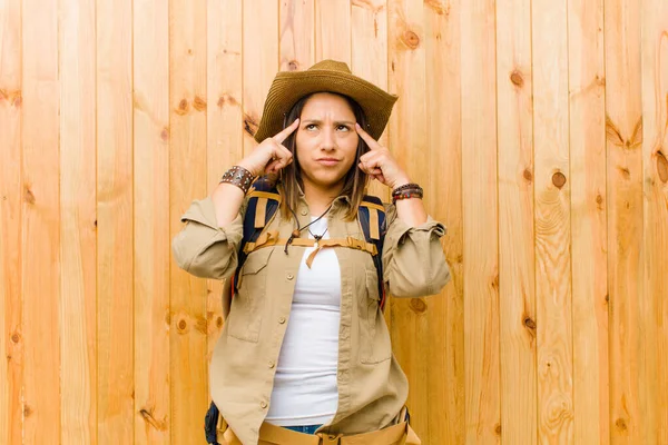 Mujer Exploradora Latina Joven Contra Fondo Pared Madera —  Fotos de Stock