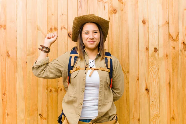 Mujer Exploradora Latina Joven Contra Fondo Pared Madera —  Fotos de Stock