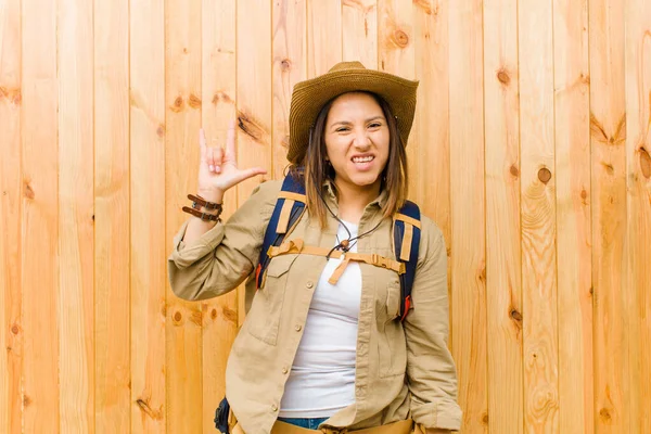 Mujer Exploradora Latina Joven Contra Fondo Pared Madera —  Fotos de Stock