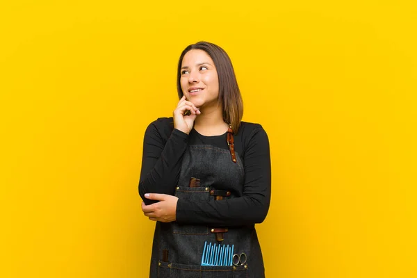 Parrucchiere Donna Sorridente Felicemente Sognare Occhi Aperti Dubitare Guardando Lato — Foto Stock