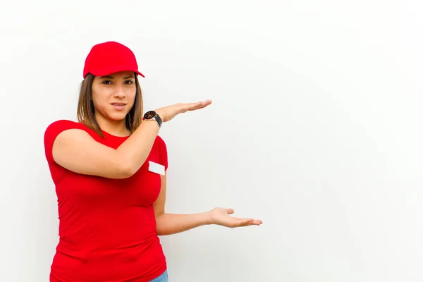 Lieferfrau Die Ein Objekt Mit Beiden Händen Auf Dem Seitlichen — Stockfoto