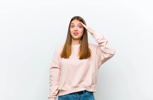 Jovem Bonita Mulher Olhando Feliz Surpreso Surpreso Sorrindo Percebendo Incrível — Fotografia de Stock