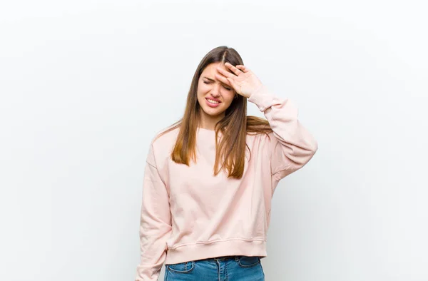 Jovem Bonita Mulher Olhando Estressado Cansado Frustrado Secando Suor Fora — Fotografia de Stock