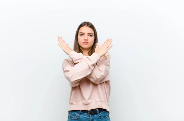 Jovem Bonita Mulher Olhando Irritado Cansado Sua Atitude Dizendo Suficiente — Fotografia de Stock