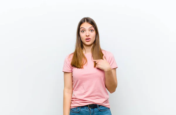 Young Pretty Woman Looking Shocked Surprised Mouth Wide Open Pointing — Stock Photo, Image