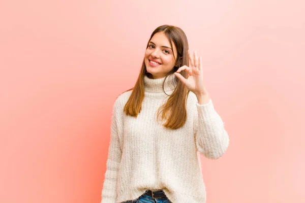 Jovem Mulher Bonita Sentindo Feliz Relaxado Satisfeito Mostrando Aprovação Com — Fotografia de Stock