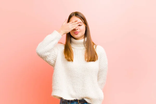 Jovem Mulher Bonita Cobrindo Olhos Com Uma Mão Sentindo Assustado — Fotografia de Stock