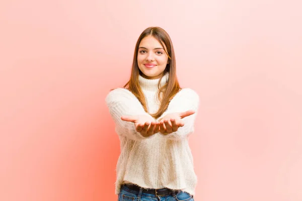 Giovane Bella Donna Sorridente Felicemente Con Amichevole Fiducioso Sguardo Positivo — Foto Stock