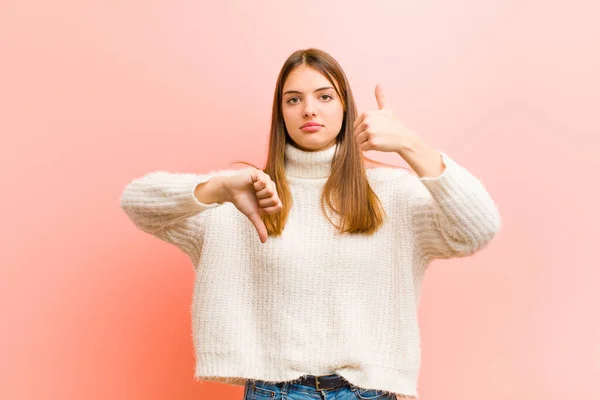 Joven Bonita Mujer Sintiéndose Confundida Despistada Insegura Ponderando Bueno Malo —  Fotos de Stock