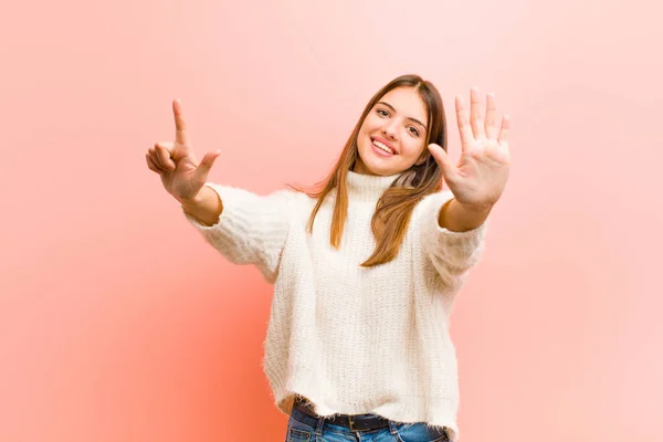 Junge Hübsche Frau Lächelt Und Sieht Freundlich Aus Zeigt Die — Stockfoto