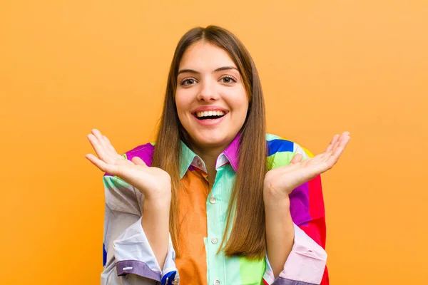 Joven Bonita Mujer Mirando Feliz Emocionado Sorprendido Con Una Sorpresa —  Fotos de Stock