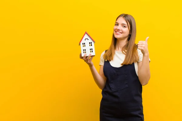 Young Pretty Woman House Model Orange Background — Stock Photo, Image