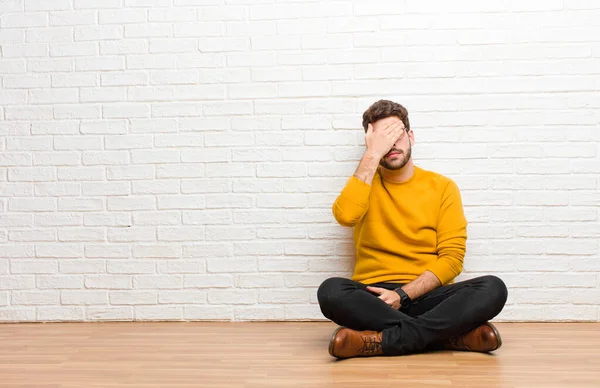 Jonge Knappe Man Zitten Vloer Tegen Baksteen Muur Textuur — Stockfoto