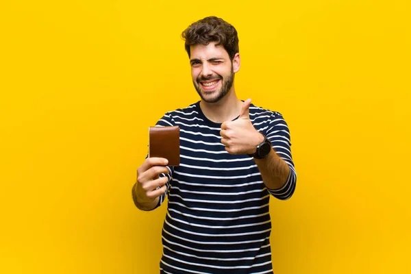 Joven guapo hombre contra naranja fondo — Foto de Stock