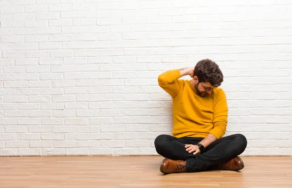 Ung Stilig Man Sitter Hemmaplan Mot Tegelvägg Konsistens — Stockfoto