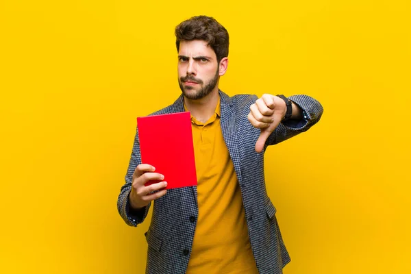 Jovem homem bonito contra fundo laranja — Fotografia de Stock