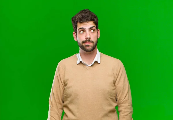 Jovem Empresário Perguntando Pensando Pensamentos Felizes Ideias Sonhando Acordado Olhando — Fotografia de Stock