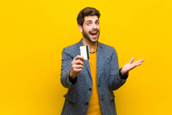 Jovem homem bonito contra fundo laranja — Fotografia de Stock