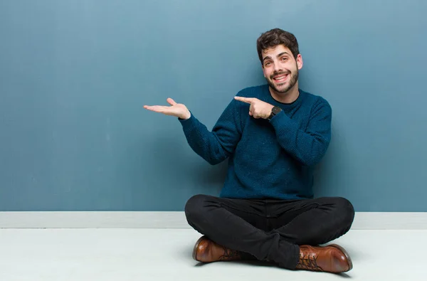 Jonge Knappe Man Zit Vloer Glimlachend Gelukkig Zorgeloos Tevreden Wijzend — Stockfoto