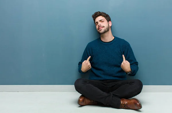 Jovem Homem Bonito Sentado Chão Olhando Orgulhoso Arrogante Feliz Surpreso — Fotografia de Stock