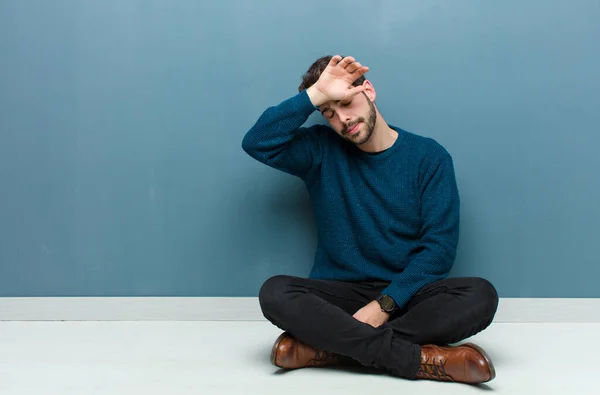Genç Yakışıklı Adam Yerde Oturmuş Stresli Yorgun Hayal Kırıklığına Uğramış — Stok fotoğraf