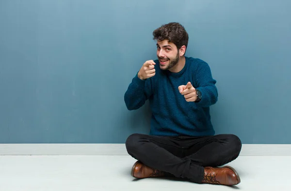 Ung Stilig Man Sitter Golvet Leende Med Positiv Framgångsrik Glad — Stockfoto