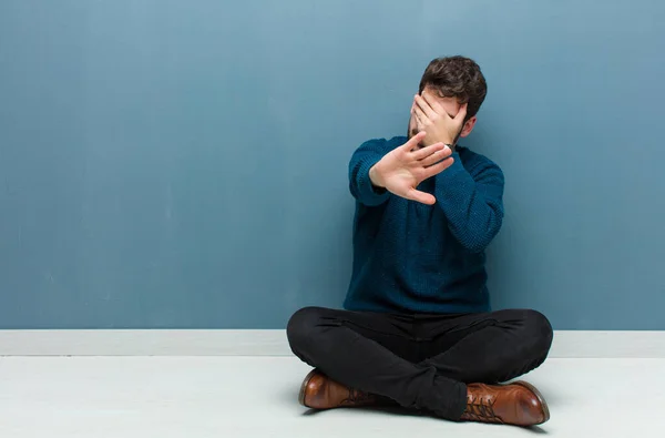 Ung Stilig Man Sitter Golvet Täcka Ansikte Med Handen Och — Stockfoto