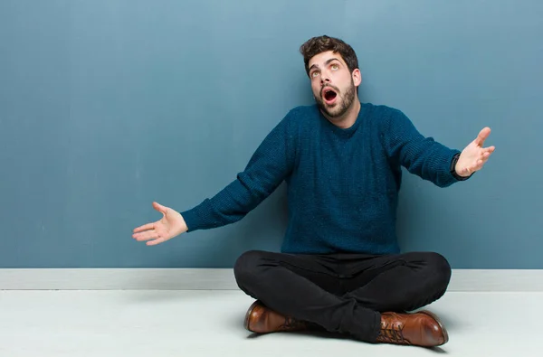 Jonge Knappe Man Die Vloer Zit Opera Opvoert Zingt Tijdens — Stockfoto