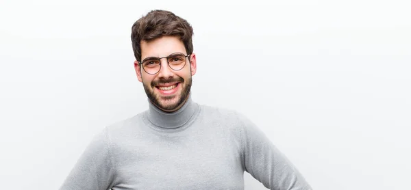 Jovem Gerente Homem Sorrindo Feliz Com Uma Mão Quadril Confiante — Fotografia de Stock