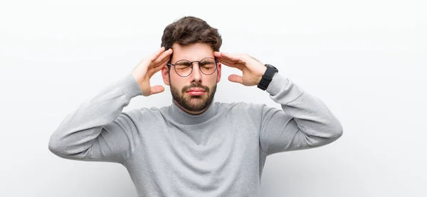 Junger Manager Der Konzentriert Nachdenklich Und Inspiriert Wirkt Brainstorming Betreibt — Stockfoto