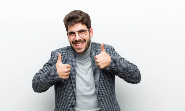 Nuori Johtaja Mies Hymyilee Laajasti Onnelliselta Positiiviselta Itsevarmalta Menestyksekkäältä Molemmilla — kuvapankkivalokuva