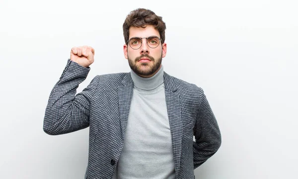 Joven Gerente Sintiéndose Serio Fuerte Rebelde Levantando Puño Protestando Luchando — Foto de Stock