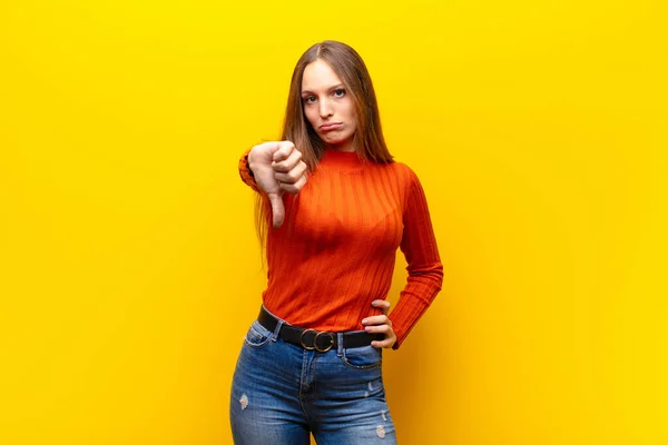 Jong Mooi Vrouw Gevoel Kruis Boos Geïrriteerd Teleurgesteld Ontstemd Tonen — Stockfoto