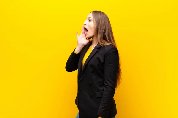 Mladý Pěkný Businesswoman Profil Pohled Vypadá Šťastný Vzrušený Křičí Volá — Stock fotografie