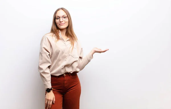 Joven Bonita Mujer Sonriendo Alegremente Sintiéndose Feliz Mostrando Concepto Espacio — Foto de Stock