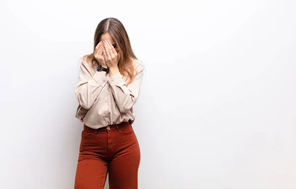 Jovem Bonita Mulher Sentindo Triste Frustrado Nervoso Deprimido Cobrindo Rosto — Fotografia de Stock