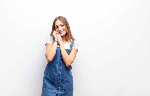 Jovem Mulher Bonita Sentindo Amor Olhando Bonito Adorável Feliz Sorrindo — Fotografia de Stock