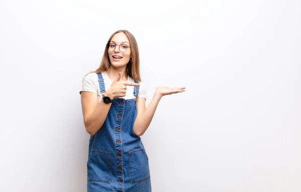 Young Pretty Woman Smiling Cheerfully Pointing Copy Space Palm Side — Stock Photo, Image