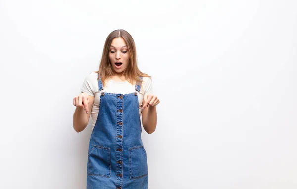 Young Pretty Woman Feeling Shocked Open Mouthed Amazed Looking Pointing — Stock Photo, Image