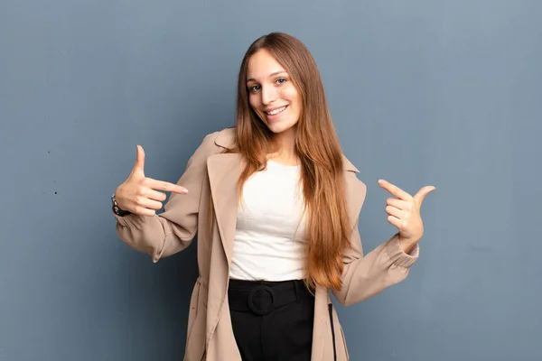 Jovem Bonita Mulher Olhando Orgulhoso Arrogante Feliz Surpreso Satisfeito Apontando — Fotografia de Stock