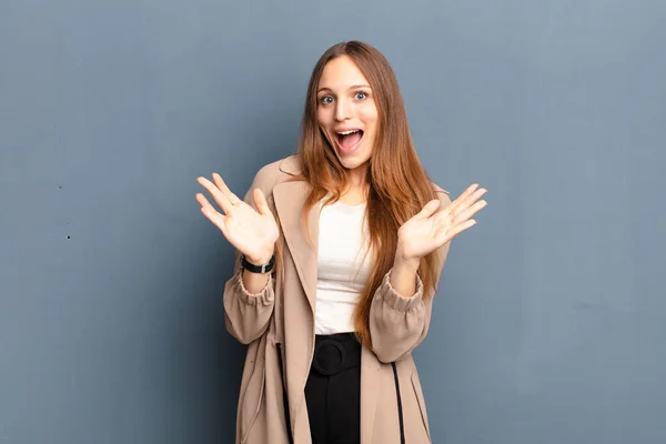 Jovem Mulher Bonita Sentindo Feliz Animado Surpreso Chocado Sorrindo Surpreso — Fotografia de Stock