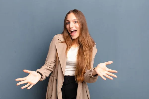Ung Vacker Kvinna Känner Sig Lycklig Förvånad Lycklig Och Förvånad — Stockfoto