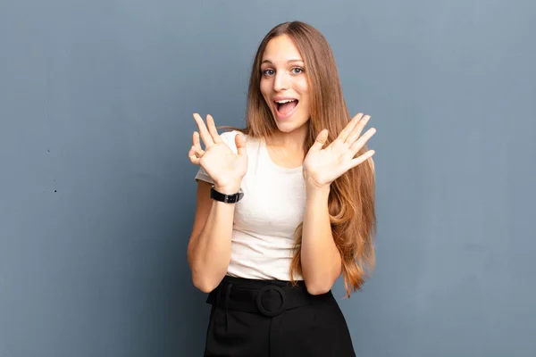 Ung Vacker Kvinna Ser Glad Och Upphetsad Chockad Med Oväntad — Stockfoto