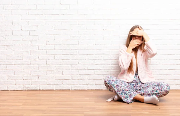 Jonge Mooie Vrouw Bedekken Gezicht Met Beide Handen Zeggen Nee — Stockfoto