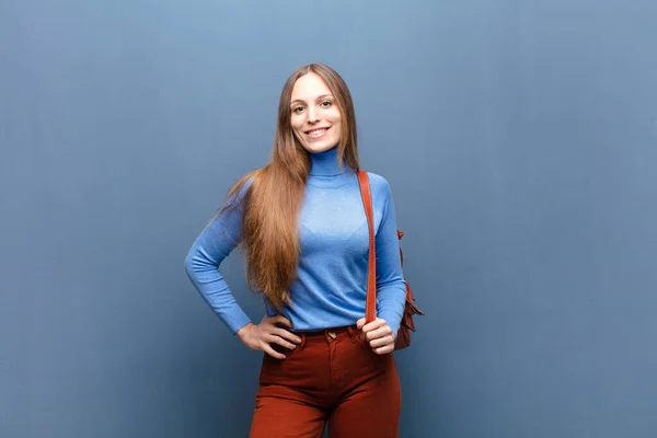 Jovem Mulher Bonita Contra Parede Azul Com Espaço Cópia — Fotografia de Stock