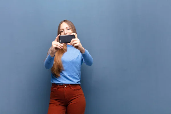 Giovane Bella Donna Utilizzando Uno Smartphone Contro Muro Blu Con — Foto Stock